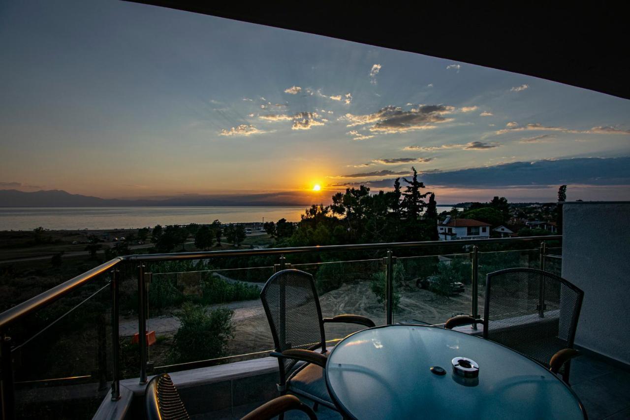 Heraclea Luxury Suites Nea Iraklia Exterior foto